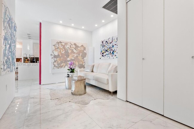 Foto del edificio - 17475 Collins Ave