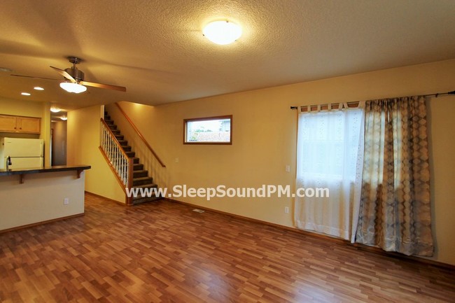Building Photo - Newer Three Bedroom Townhouse in SE Portland