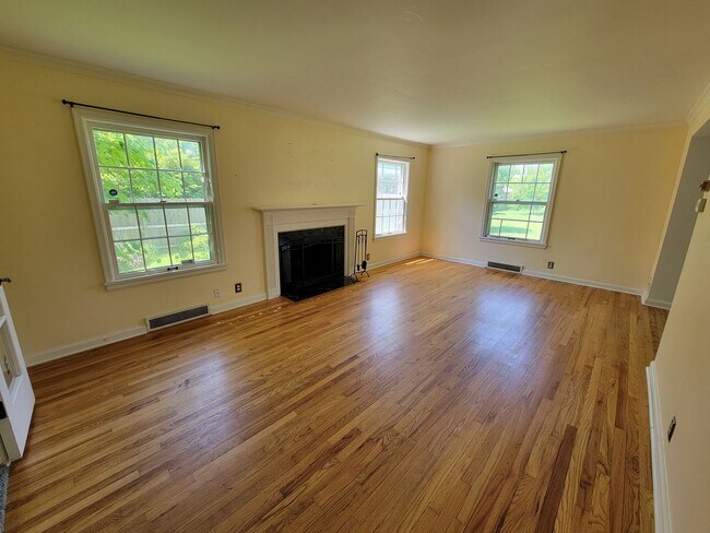 Foto del edificio - Large 4 bed, 1.5 bath, Over 2,000 square feet.