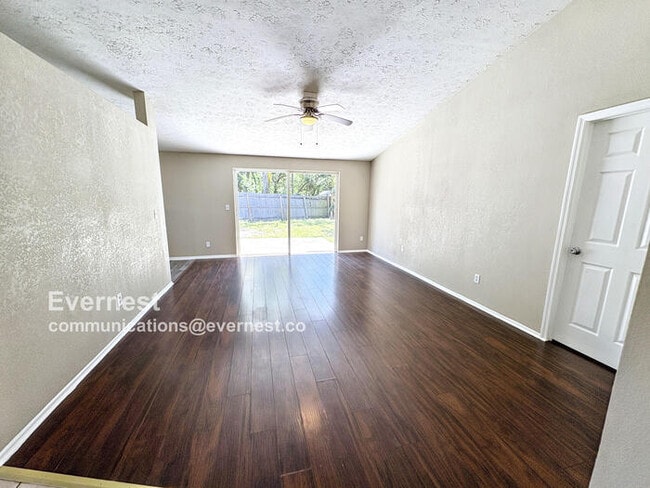 Building Photo - Charming Home with Fenced Backyard and Con...