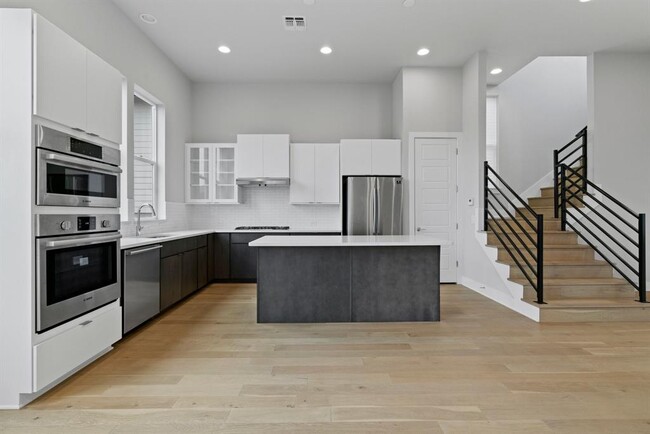 Building Photo - 6201 Toscana Ave