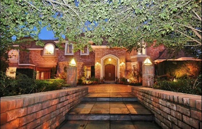 Foto del edificio - 2819 Cedar Woods Pl