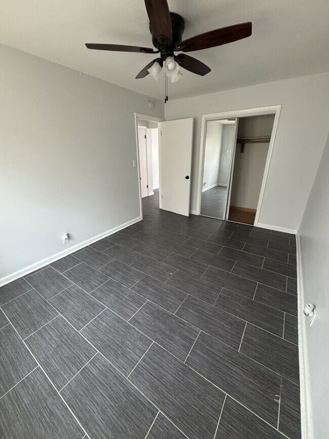 Foto del edificio - 2501-2503 S 44th St. - 8 Unit