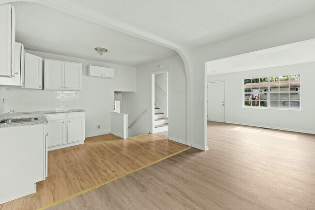 Building Photo - Spacious beautiful 4-bedroom 2.5 bath home