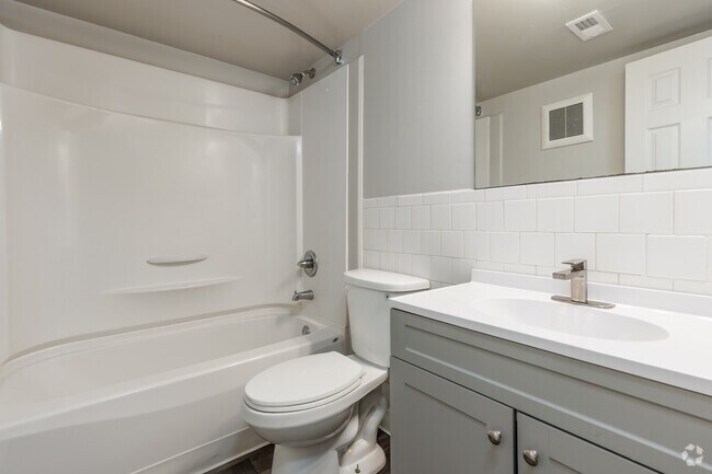 2 habitaciones, 1 baño - 750 pies cuadrados - Baño - Colonial Pines