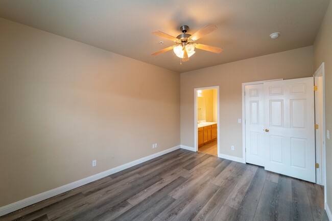 Building Photo - 184 S Valley View Dr