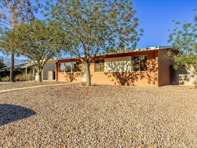 Building Photo - 3 Bedroom 1 Bathroom