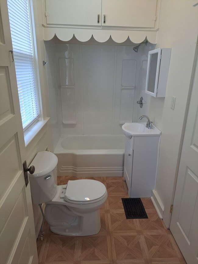 Building Photo - 4 Bedroom near Lakeside Park