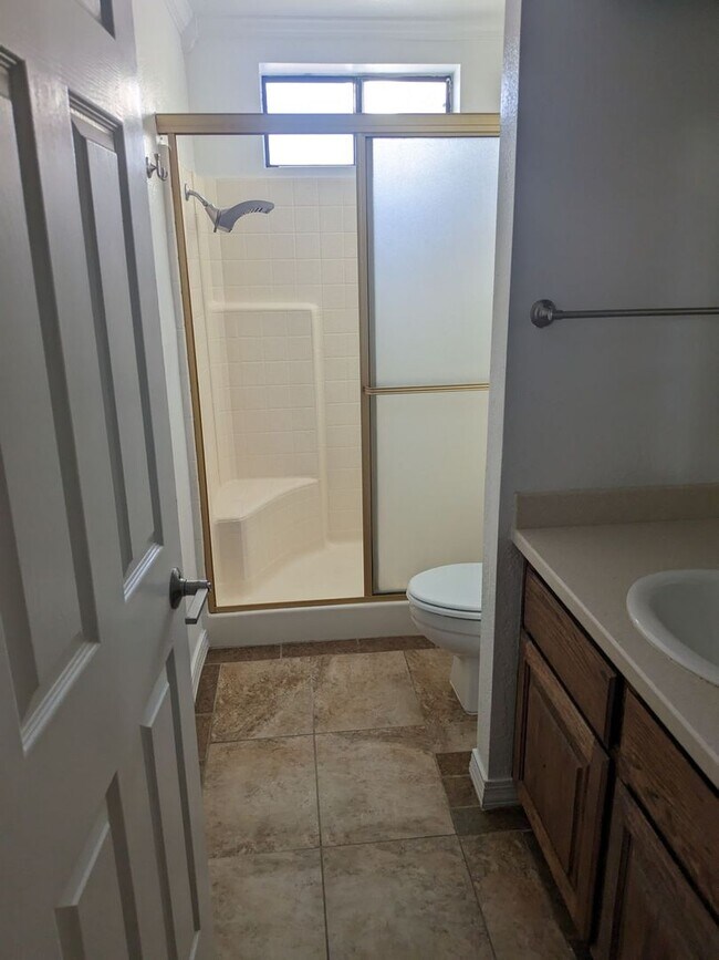 Building Photo - 1/2 OFF 1st Month's Rent   Newly Remodeled...