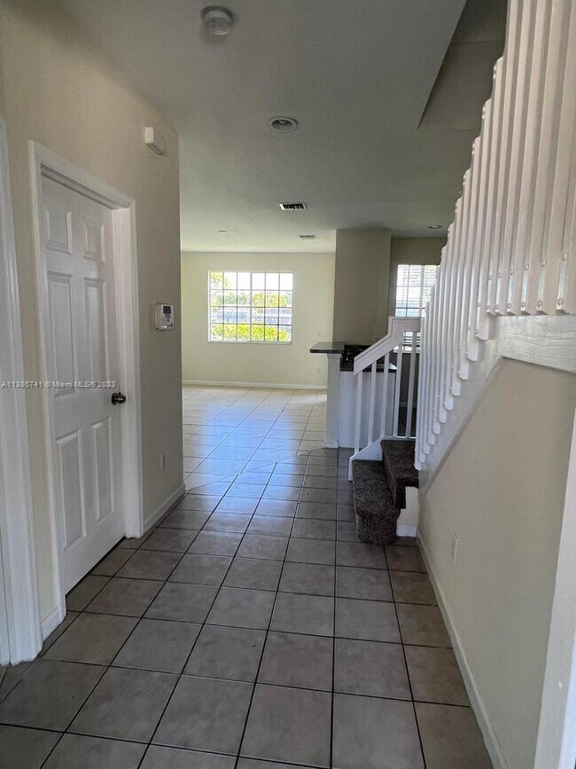 Building Photo - 2025 Nassau Dr