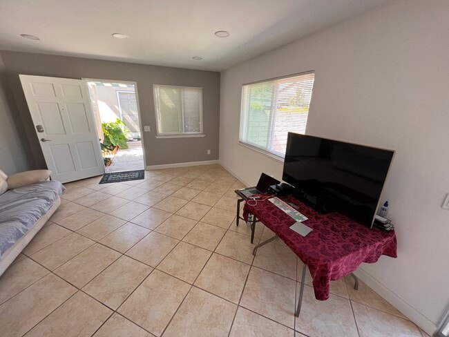 Building Photo - Completely remodeled 3 bedroom, 1 1/12 bat...