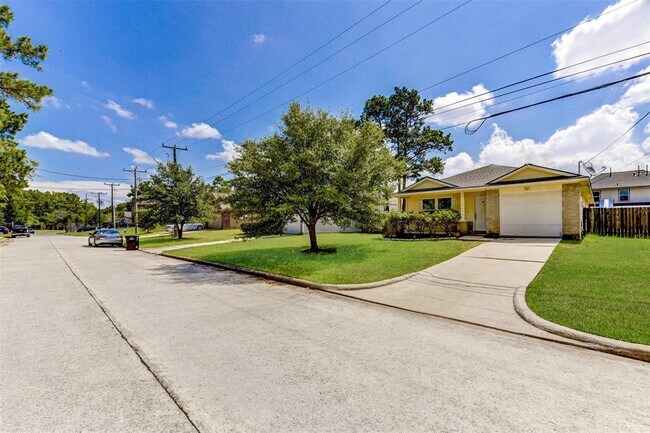 Building Photo - 16751 Fallen Timbers Dr