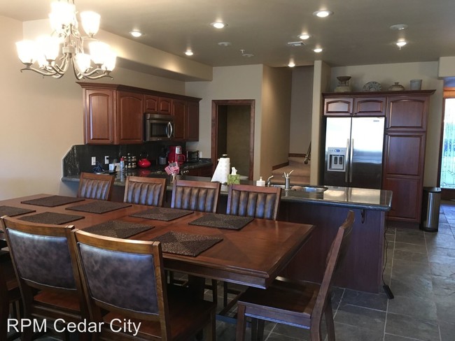 Building Photo - 3 br, 3 bath House - 565 Vassels RD Suite B10
