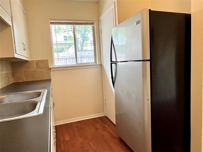 Building Photo - 302 W 51st St