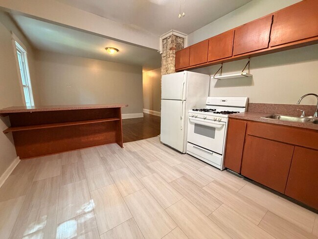 Foto del edificio - Upper 2 Bedroom Apartment!