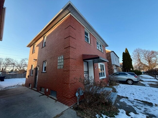 Building Photo - Three bedroom One and a half bath Brick Colonial home for lease