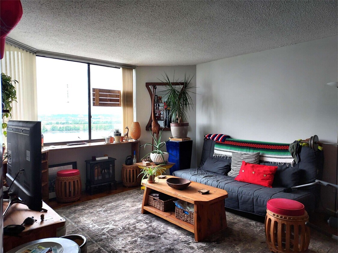 Foto principal - 1240 Harmon Cove Tower