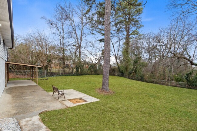 Foto del edificio - 2347 Greenway Dr