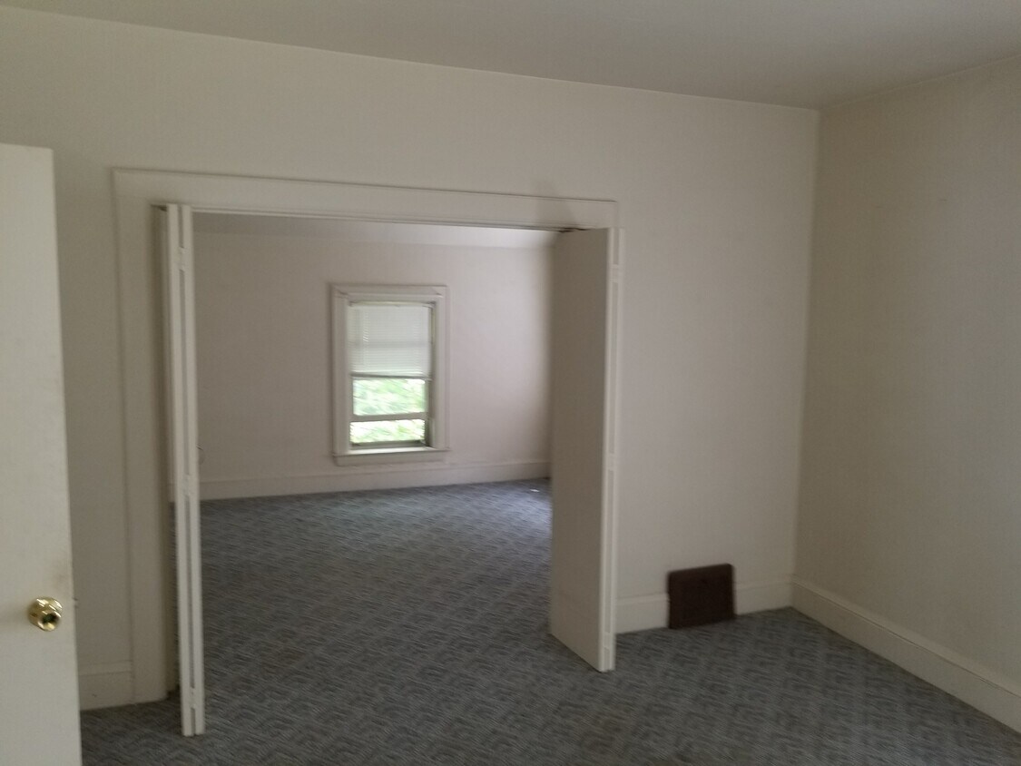 1707 W 14th St Unit Upstairs, Ashtabula, OH 44004 Apartments in