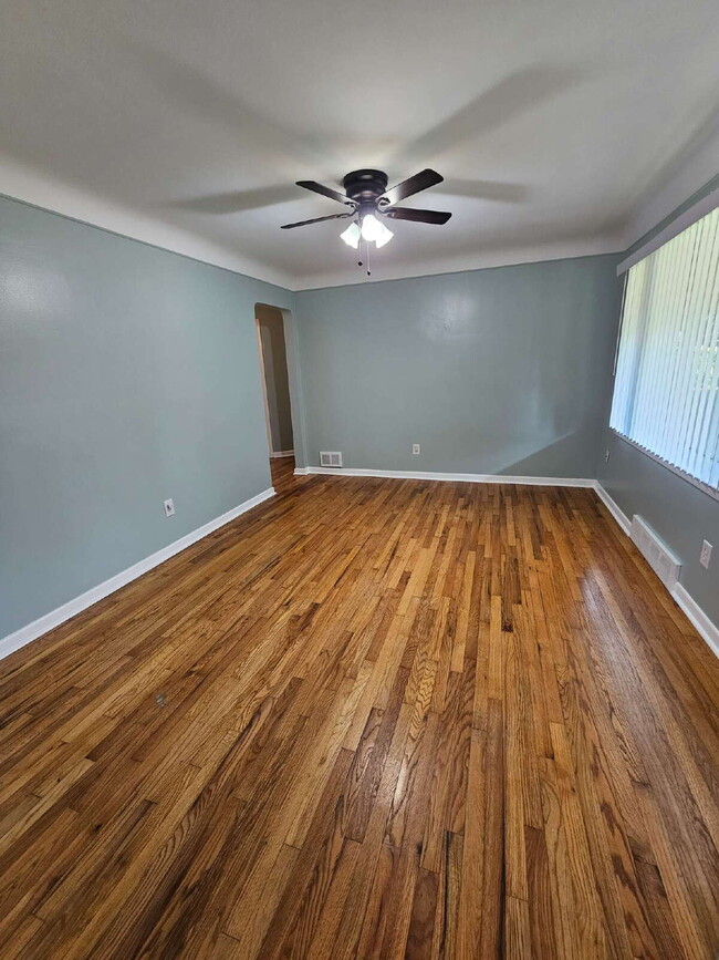 Foto del edificio - 3 Bedroom Brick Ranch, Updated Kitchen with Granite Countertops, Stainless-Steel Appliances, Hard...