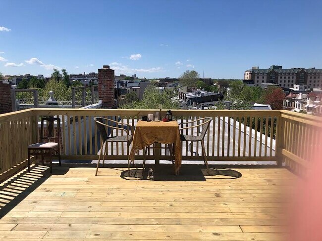 Foto del edificio - 3461 Holmead Pl NW