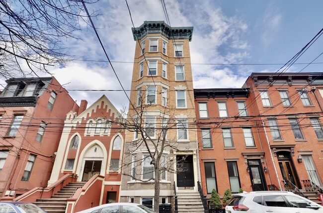 Building Photo - 635 Garden St