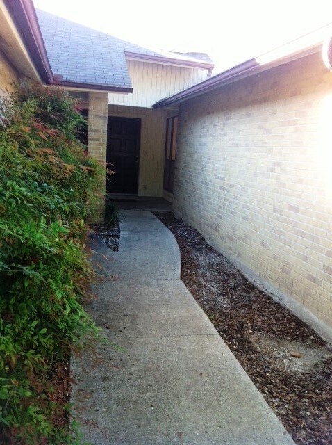 Front entry - 7237 Rimwood