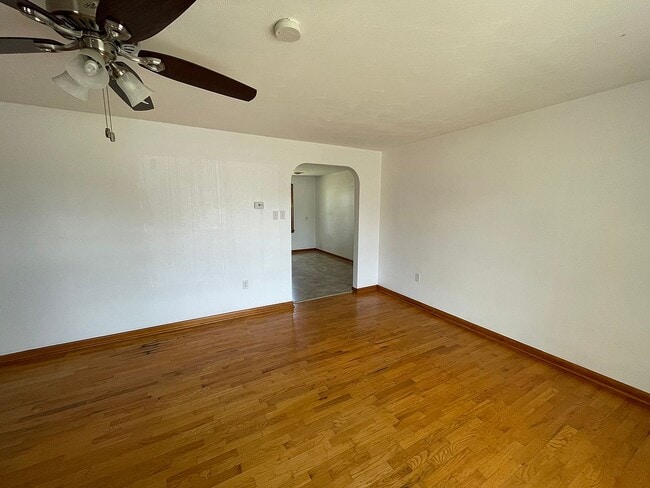 Building Photo - 113 E Clearview Dr