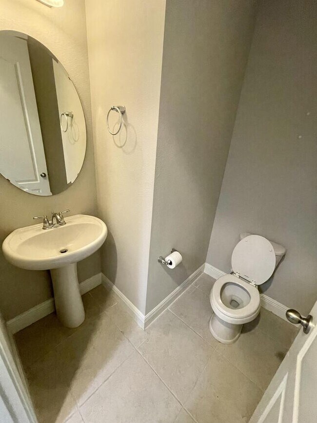 Foto del edificio - 15621 Honeybell Dr