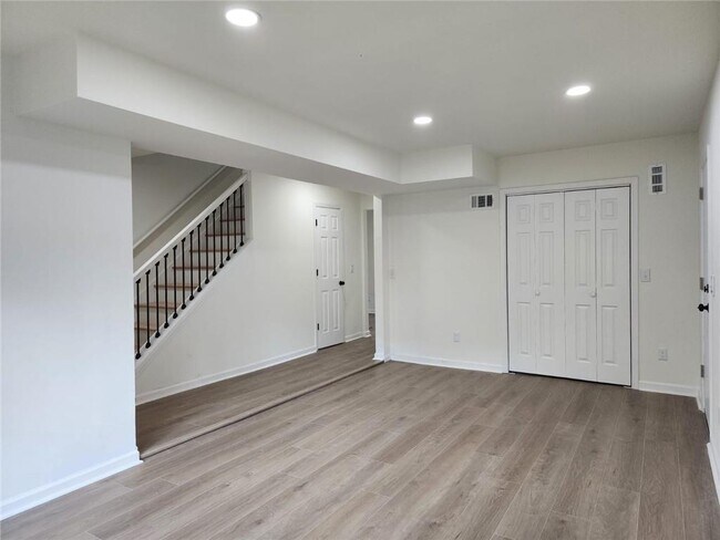 Building Photo - 118 Jade Ln