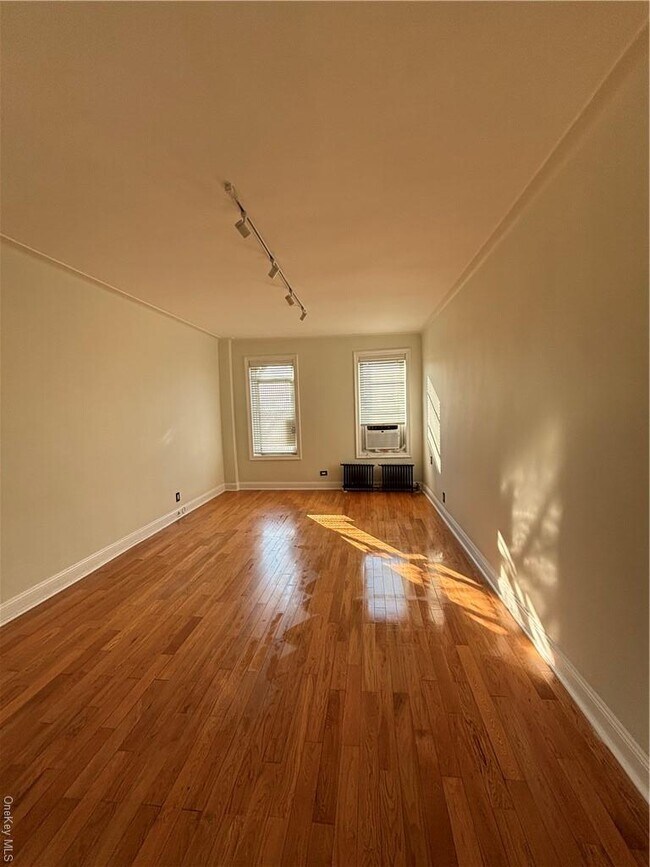 Building Photo - 2081 Cruger Ave