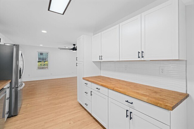 Foto del edificio - AVAILABLE NOW at a Good Price. 3 Bed 2 Bath FOR LEASE in Pulaski. $1400 Rent.