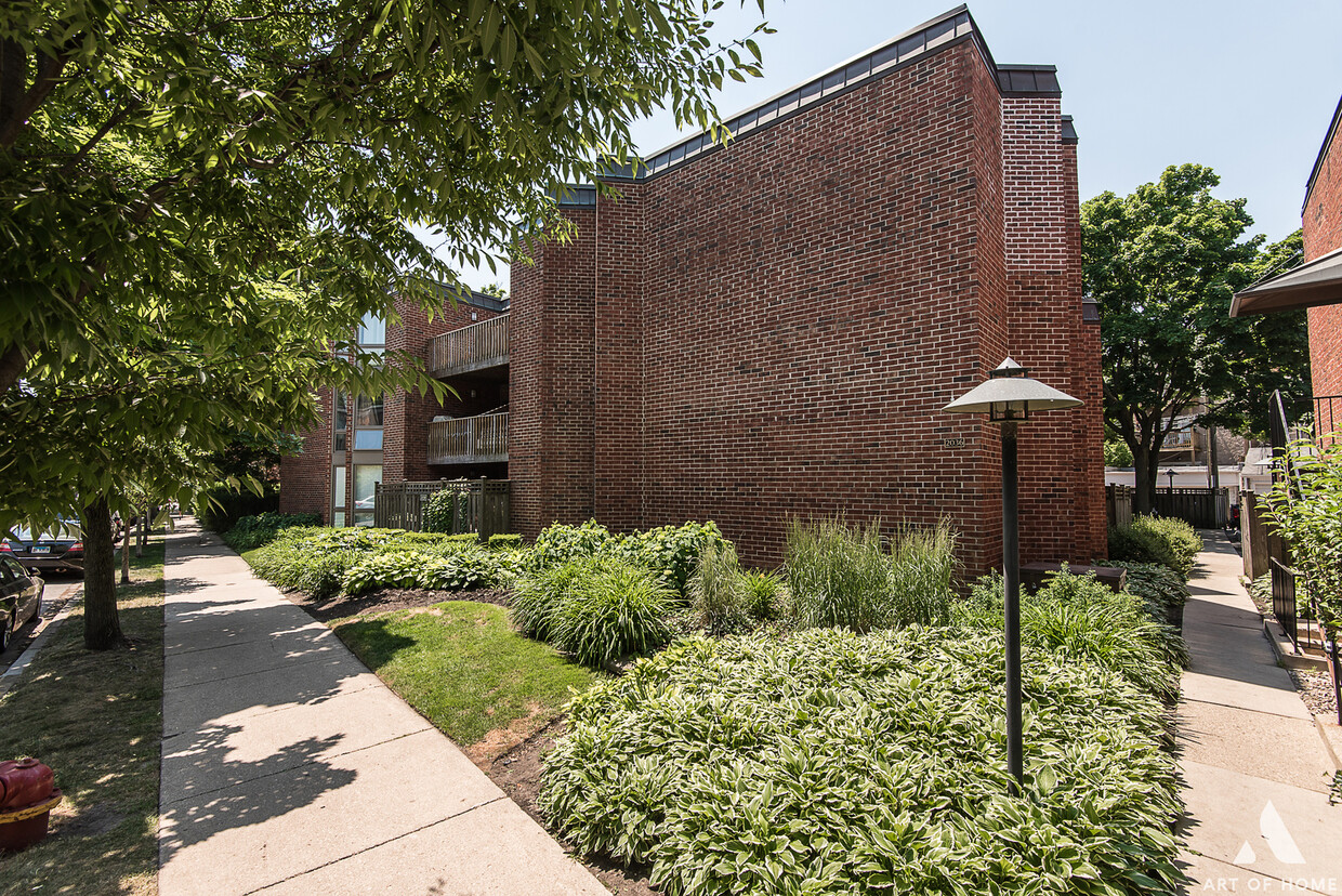 Primary Photo - 2036 N Larrabee St