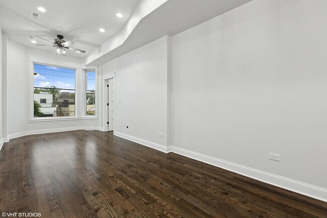 Foto del edificio - 2342 W Fullerton Ave