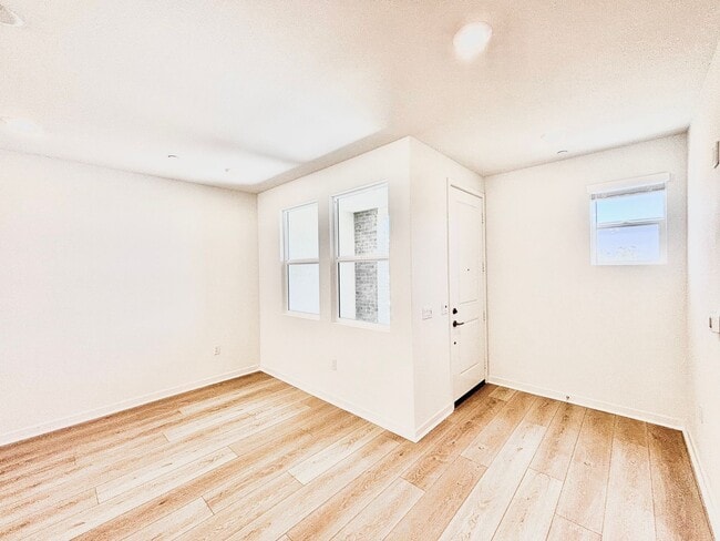 Building Photo - 10909C – Ventura | 3 Bed + 2.5 Bath | New ...