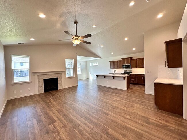 Building Photo - New Build Model Home for Rent Now in Hadle...