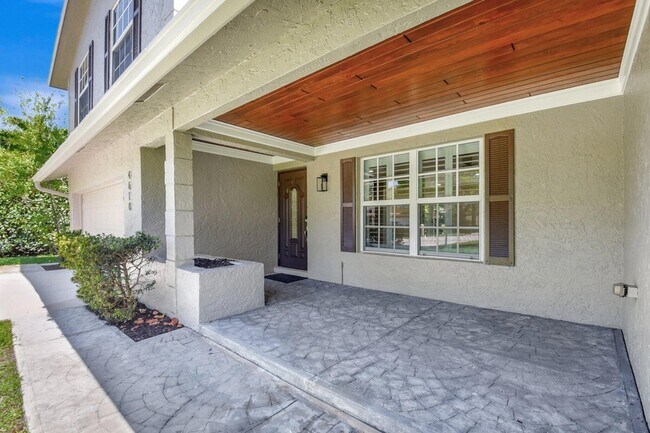 Foto del edificio - 4610 Pine Tree Dr