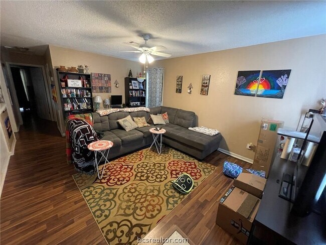 Foto del edificio - 1521 Hillside Dr