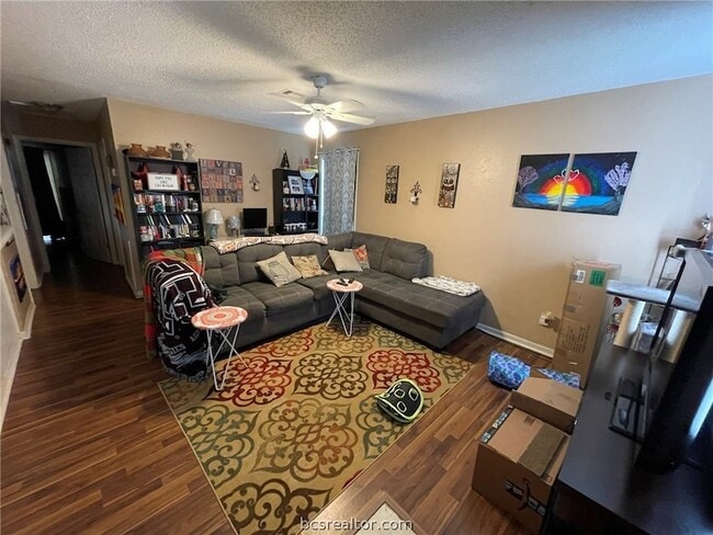Building Photo - 1521 Hillside Dr