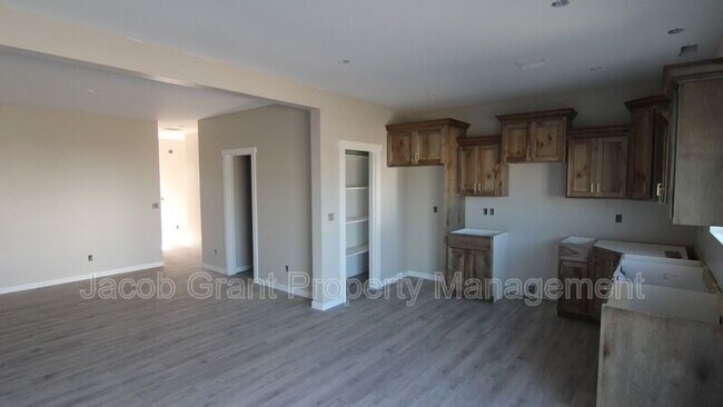 Building Photo - 655 Ruby Cir