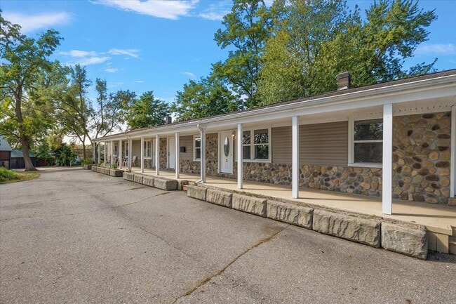 Foto del edificio - 5155 Girard Dr