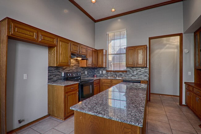 Building Photo - Beautiful house in Yukon 3 bed and 2 bath