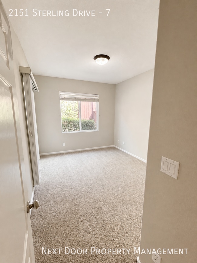 Foto del edificio - 2151 Sterling Dr