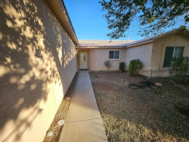 Foto del edificio - Fort Mohave!! 3 bedroom 2 bathroom in Fairway Estates.