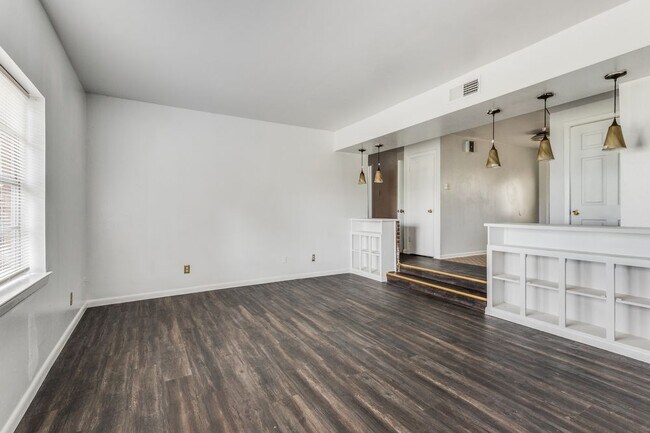 Building Photo - Beautiful 6 bedrom home