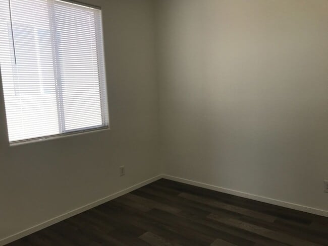 Building Photo - 3 bed/3 bath with Loft  2-story home 89115