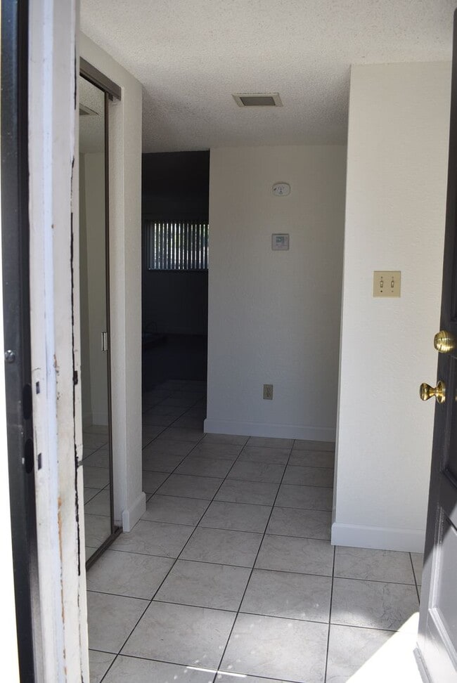 Building Photo - Freshly updated condo unit with a communit...