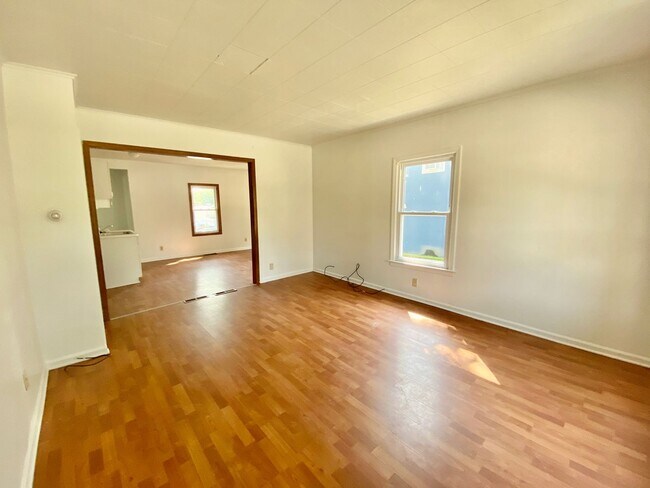 Foto del edificio - Four Bedroom, Two Full Bathroom - Steps to EMU's Campus