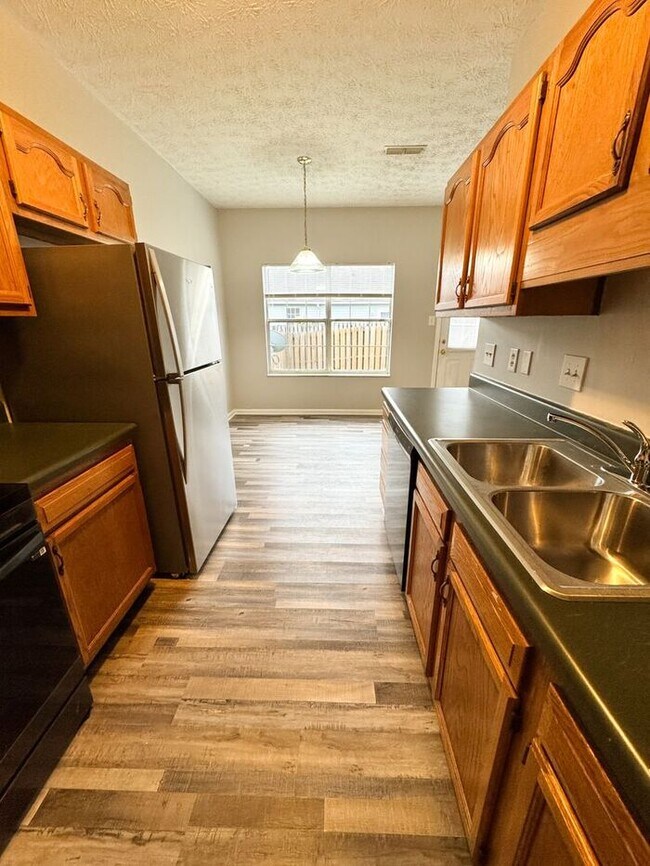 Foto del edificio - Charming NW Knoxville End-Unit Townhouse — 2 Beds, 2 Baths & 2-Car Garage