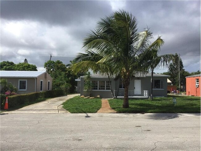 Building Photo - 823 Avenida Hermosa